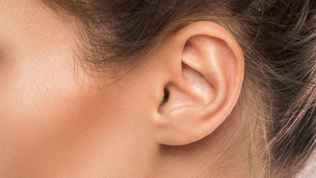 Korekta uszu pozwala uzyskać ich idealny kształt dopasowany do twarzy, jak u kobiety na zdjęciu.